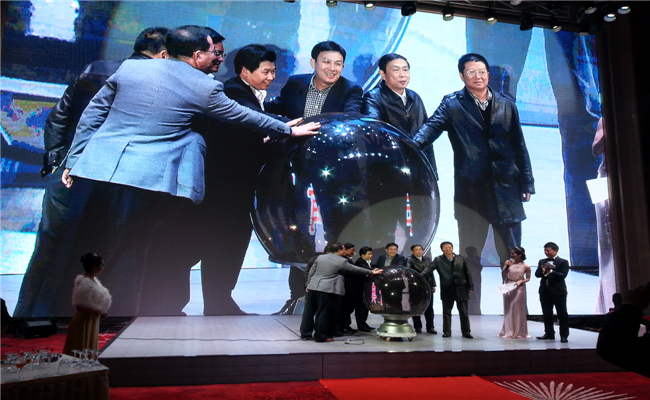 湖南省工商联青年企业家商会年度盛典领导嘉宾启动水晶球装置环节