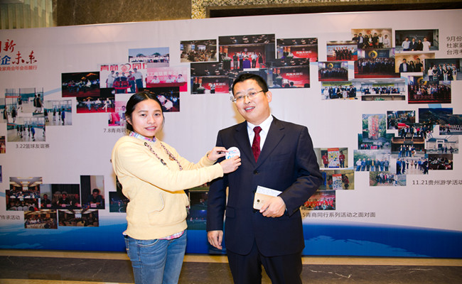 湖南省工商联青年企业家商会2014年年会协会活动展示墙前合影