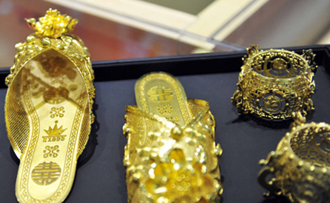 玛丽莱钻石商场开业庆典活动纯金打造的鞋子以及首饰