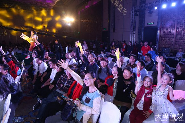 “白领女神Show” 2015湖南写字楼楼花大赛总决赛现场观众热情互动