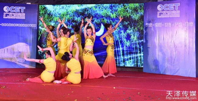 广义多位员工为晚会带来了风情魅惑的傣族舞蹈《竹林深处》