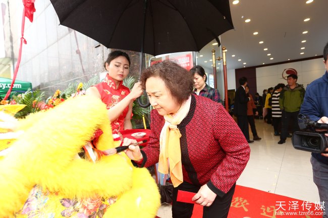 湖南省民政厅领导为舞狮点睛