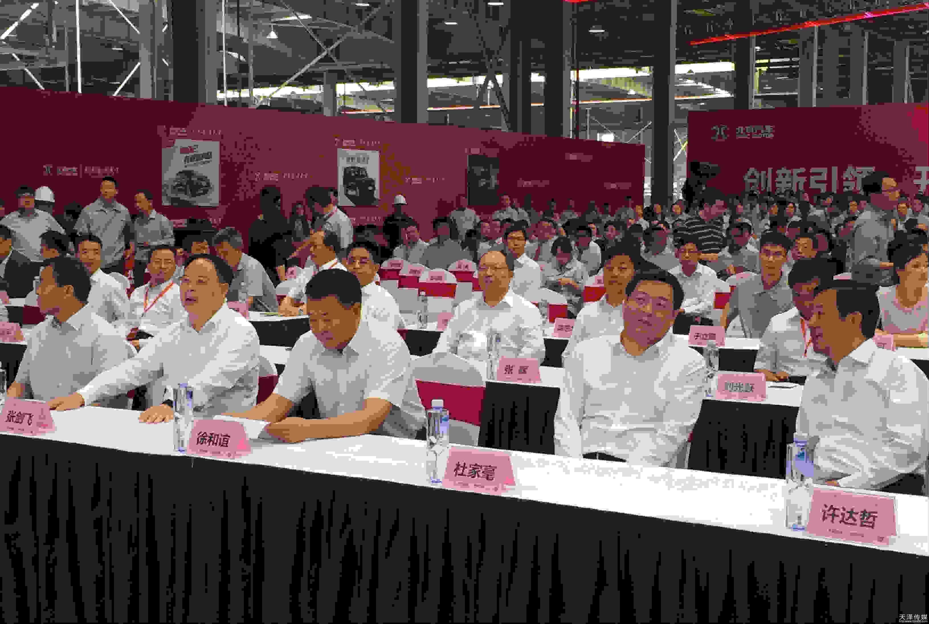 ���γ�ϯ�쵼���α���Ӱ